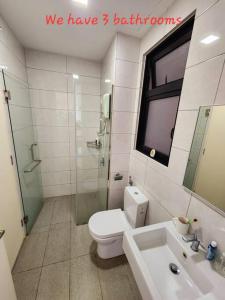 een badkamer met een toilet, een douche en een wastafel bij IOI CITY MALL #Conezion #luxury #Nexflix in Putrajaya