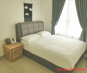 een slaapkamer met een groot bed en een groot raam bij IOI CITY MALL #Conezion #luxury #Nexflix in Putrajaya