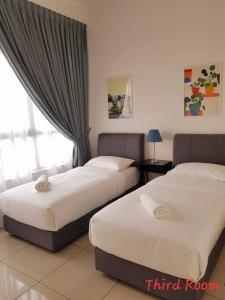 2 bedden in een hotelkamer met een raam bij IOI CITY MALL #Conezion #luxury #Nexflix in Putrajaya