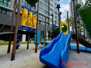 een speeltuin met een blauwe en gele glijbaan bij IOI CITY MALL #Conezion #luxury #Nexflix in Putrajaya