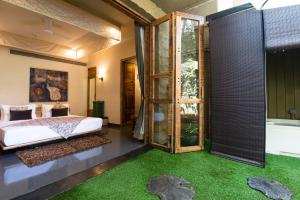 um quarto com uma banheira, uma cama e um chuveiro em 3102bce - A Vedic Resort em Vagator