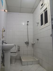 a bathroom with a toilet and a sink and a shower at فندق الفخامة أوركيد 1 للغرف والشقق المفروشة in Makkah
