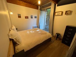 Łóżko lub łóżka w pokoju w obiekcie Barcelonnette location avec jardin
