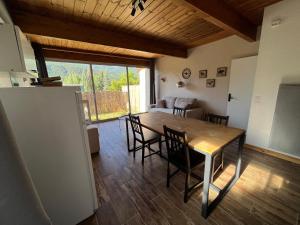 Kuchnia lub aneks kuchenny w obiekcie Barcelonnette location avec jardin