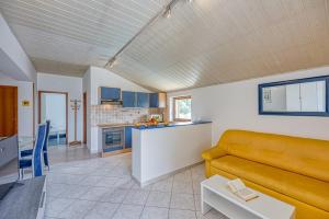 Dapur atau dapur kecil di Holiday House Iris with Private Pool