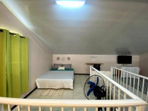 Habitación pequeña con cama y escalera en Fish Lodge en Paea