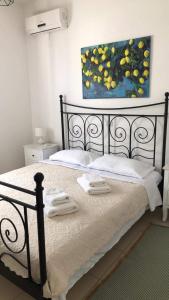 1 dormitorio con 1 cama con 2 toallas en Villa 33 en Monolithos