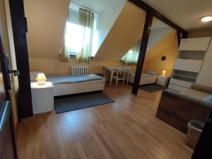 Habitación pequeña con cama y mesa en Centro Unita en Cracovia