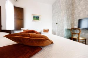 almohada marrón sobre la cama en Masseria Grande, en Montecilfone