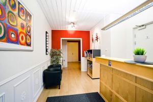 ein Büro mit einem Schreibtisch und einer Theke in einem Zimmer in der Unterkunft Uppsala Lägenhetshotell in Uppsala