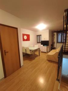 salon ze stołem i jadalnią w obiekcie Casa Moratto in the heart of Buje w mieście Buje