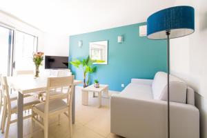 - un salon avec un canapé blanc et une table dans l'établissement SELECT'soHOME - T2 entièrement rénové à quelques pas de la plage - POS07, à Bormes-les-Mimosas