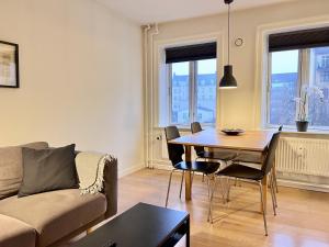 salon z kanapą i stołem w obiekcie Two Bedroom Apartment In Copenhagen, Amagerbrogade 93, w Kopenhadze