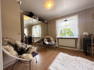 Posezení v ubytování Unique villa with spa and sauna in Tanumshede