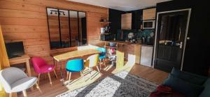 a kitchen with a table and chairs in a room at Studio 4/5 personnes au pied des pistes Les Orres in Les Orres