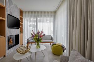 ein Wohnzimmer mit einer Blumenvase auf dem Tisch in der Unterkunft ABC Hotel in Blankenberge