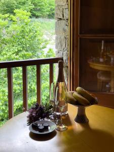 Casa Can Rufo de Rupit في روبيت: طاولة مع زجاجة من النبيذ وكأس