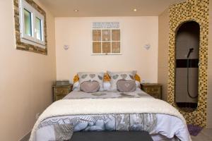 a bedroom with a bed and a shower at Chambre D'hôtes Villa de la Sueur au Bonheur in La Bouilladisse