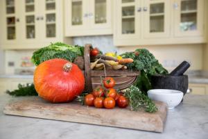 una mesa con un montón de verduras en una tabla de cortar en The Vean, en Mevagissey