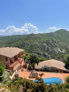 Nespecifikovaný výhled na hory nebo výhled na hory při pohledu z prázdninového domu