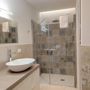 a bathroom with a sink and a shower at Casa Italo in Gardone Riviera +6 photos