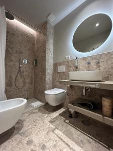 y baño con lavabo, aseo y espejo. en Hotel Porta Pia, en Roma