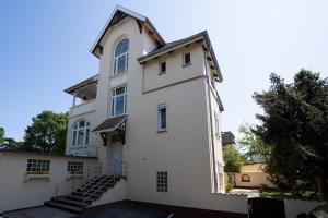 a large white building with stairs on it at KUR18 Ferienwohnung Baltic Deck in Timmendorfer Strand