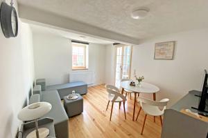 sala de estar con mesa y sillas en Nice Apartment in Eschborn en Eschborn