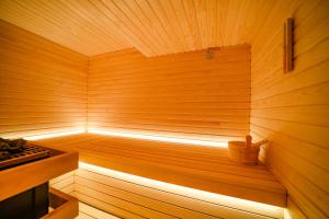 małą drewnianą saunę z garnkiem w obiekcie Hotel Villa Dirce w mieście Limone sul Garda