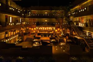 een uitzicht op een gebouw 's nachts met verlichting bij 3102bce - A Vedic Resort in Vagator