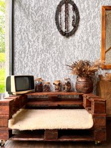 einen TV auf einem Holztisch mit Schädeln in der Unterkunft Ioska's House in Mestia