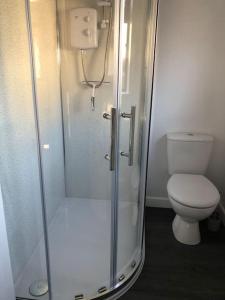 uma casa de banho com um chuveiro e um WC. em Ash Cottage em Skegness