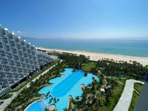 The Arena Cam Ranh Beach Front في كام رانه: اطلالة جوية على الفندق والشاطئ