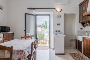 Kuchyň nebo kuchyňský kout v ubytování Casa dei Renai by Rentbeat
