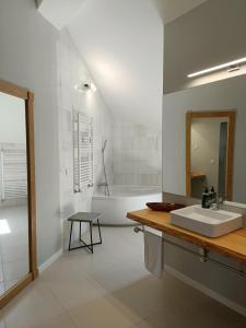 uma casa de banho com um lavatório e uma banheira em Quinta de Marzovelos em Viseu