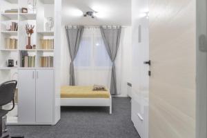 een slaapkamer met een bed en een raam bij Apartman Pletisanak in Gornji Milanovac