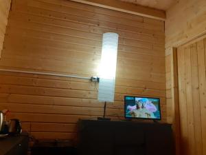 a lamp sitting on top of a tv in a room at Domki letniskowe nad morzem in Pogorzelica