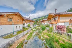 ein Zuhause in den Bergen mit einem Fluss im Hof in der Unterkunft Chalet am Teich in Neukirchen am Großvenediger