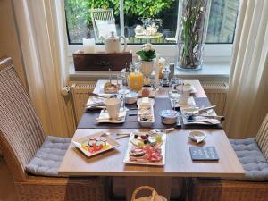una mesa con platos de comida encima en Pension Lotsenhaus, en Greetsiel