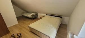 Łóżko lub łóżka w pokoju w obiekcie Apartament Zacisze