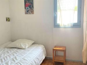 een slaapkamer met een bed, een tafel en een raam bij Appartement Port-la-Nouvelle, 3 pièces, 4 personnes - FR-1-229C-74 in Port-la-Nouvelle