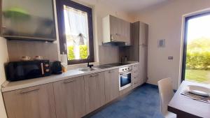 una cocina con fregadero y microondas en NUMANA HOLIDAY, en Numana