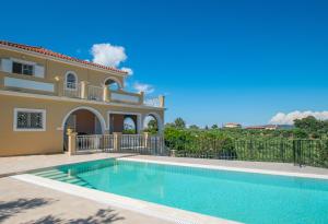 Swimmingpoolen hos eller tæt på Andelica Holiday Villa by "elite"