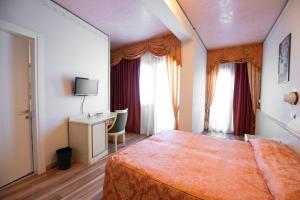 Postel nebo postele na pokoji v ubytování Hotel Carlton