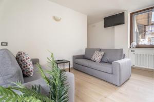 salon z kanapą i telewizorem w obiekcie Casa Stefano w mieście Riva del Garda