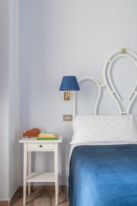sypialnia z łóżkiem i stołem z lampką w obiekcie Hotel Posta w mieście Orvieto
