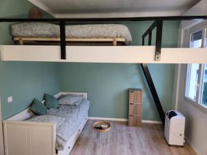 een slaapkamer met twee stapelbedden in een kamer bij Superbe studio au cœur de Nice ! in Nice