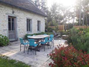 un patio con tavolo e sedie in un cortile di Anna's Guest House a Longvay