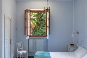 a bedroom with a bed and a window at Hotel Posta in Orvieto