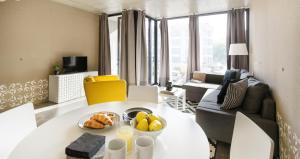 una sala de estar con una mesa con fruta. en Aveiro Urban Apartment by Visit-Aveiro en Aveiro